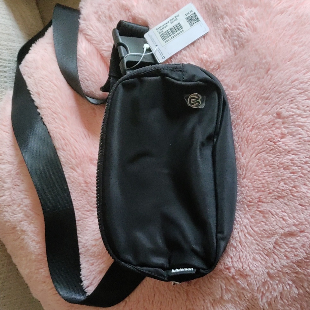 LULULEMON EVERYWHERE BELT BAG in BLACK